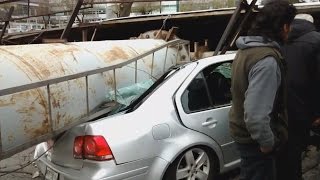 Increíble caida de anuncio sobre dos autos en Toluca [upl. by Hanahs]