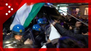 Scontri a Torino tra manifestanti proPalestina e polizia davanti alla RAI [upl. by Jacques]