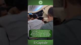 Passeggero tenta di forzare la porta di emergenza durante il volo ilcapitale cronaca aereo volo [upl. by Adelaide]