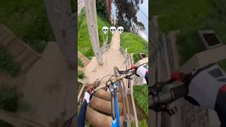 QUE LOCURA ESTAS ESCALERAS 🫨🫨🥵 mtb enduromtb downhill peligro [upl. by Nilpik]