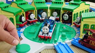 Plarail Thomas the Tank Engine ☆ We played with the big turntable and engine shed toys [upl. by Adnahcir]