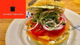 Bagels  med cream cheese spread og røget laks [upl. by Lubbock172]