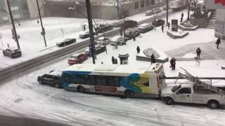 Accident de bus sur Beaver Hall coin Viger ouest 23 [upl. by Atkinson830]