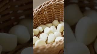 Preserving fresh garlic in olive oil 🥰😍🥰😍 garliclove [upl. by Yuma983]