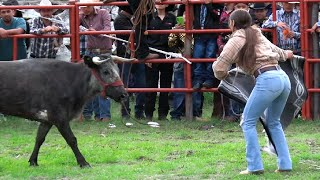 😱MUJER TORERA LLEGA AL CARMEN DEJANDO SORPRENDIDOS AL LOS HOMBRES POR LA HABILIDAD DE TOREAR AL TORO [upl. by Lraep]