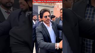 शाहरुख खान ने गरीब लोगों को खाना खिलाया  Sharukh Khan Poor Man Eating shortvideo sharukhkhan [upl. by Manlove]