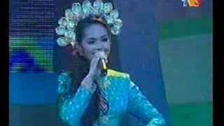 Siti Nurhaliza Tari Tualang Tiga [upl. by Zanze]