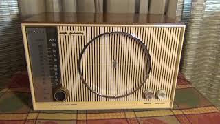 Vintage 1950s Zenith High Fidelity AMFM Tube Radio [upl. by Gunter]