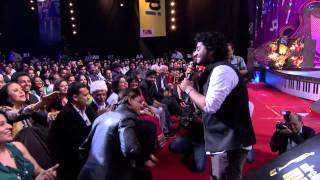 Arijit Singh gives a tribute to Shah Rukh Khan at 6th Royal Stag Mirchi Music Awards [upl. by Mariquilla]