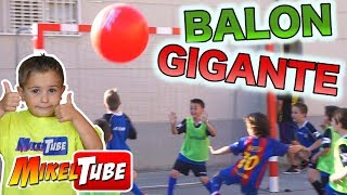 RETO de FUTBOL con BALON GIGANTE [upl. by Neik763]