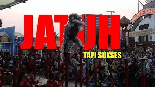 Barongsai Jatuh dari Tonggak Saat Atraksi di Jakarta Fair [upl. by Rehpotsirhcnhoj]