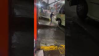 Suben viajando lluvia transporte inundación urbano camion pasajeros mexico morelia taxi [upl. by Annayt]