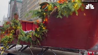 Santas sleigh from ‘Elf arrives in New York City for fan photos  El Minuto English [upl. by Aivekahs757]