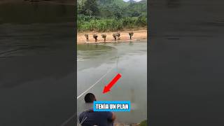 Este chico inteligente salva a los agricultores de un río desbordado [upl. by Whiting439]