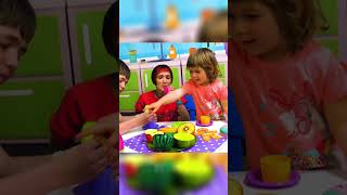 Tee trinken Apfeltee und Wassermelonen Genuss 😋 kinderspiele kindervideo [upl. by Joell378]