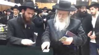 Hasidic Shnorrer Piles Up Lubavitcher Rebbe Dollars [upl. by Nowd704]