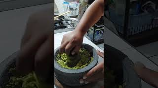 Un delicioso guacamole en molcajete cemcui [upl. by Adelpho]