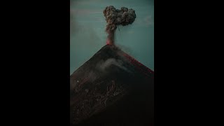 Vulcão Fuego em erupção na Guatemala Explosão de fogo pedras e cinzas [upl. by Kantos346]