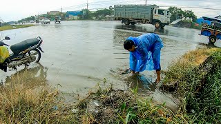 Unclogging Drain Flood Rain On Street Road  Remove Grass And Mud Clogged Drain [upl. by Fleisher]