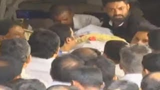 Harikrishnans Dead Body Reached at His Home  Sakshi Live Report  స్వగృహానికి హరికృష్ణ పార్థివదేహం [upl. by Edwina942]