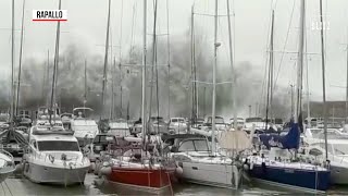 Maltempo a Rapallo onda gigante si abbatte sul porto turistico crolla parte della diga foranea [upl. by Sherurd]