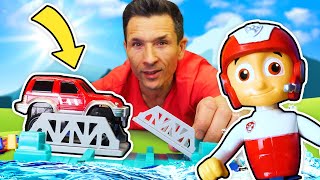 Un circuit pour la voiture rouge 🚗 Jeux avec jouets pour enfants [upl. by Verity]