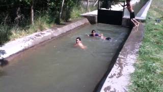 Niños bañándose en acequia en Villa Regina [upl. by Ravahs673]