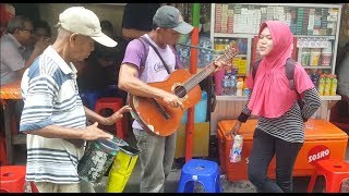 Awalnya dikira biasa saja tapi begitu Kakek Pengamen ini main Gitar dan Kendang wow Keren Bangettttt [upl. by Desmund]