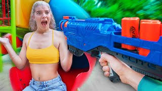 JUGANDO CON PISTOLAS NERF SUPER SOAKER [upl. by Joyann]