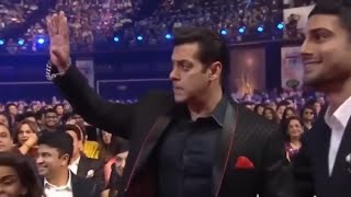 Salman khan insulted Shahrukh khan in Award Ceremony  Salman khan ko aaya Gussa [upl. by Lehctim310]