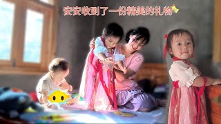 小竹给安安选了一套漂亮的汉服 越南小黄）  2 year old Vietnamese girl wearing Hanfu is extremely adorable [upl. by Leeban970]