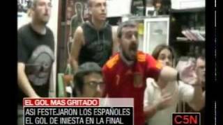 Asi gritaron los españoles el gol de Iniesta en la final [upl. by Ardnusal]