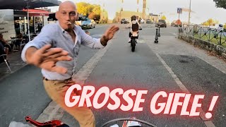 😡UN MOTARD SE PREND UNE GROSSE GIFLE PAR UN FOU 🥊 ça pique [upl. by Einaffyt]