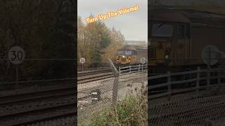 A FILTHY 56302 THRASHES through Uttoxeter class56 colasrail train britishrailways uttoxeter [upl. by Vanna]