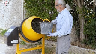 Gâcher du béton à la bétonnière  Tuto bricolage avec Robert [upl. by Oinimreh440]