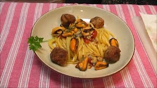 Pasta alle Vongole e Cozze con Polpette di Tonno  Ricette in pochi minuti [upl. by Aekan220]