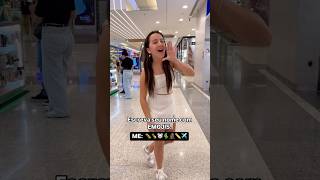 Marcela Jardim quase caiu no meio do shopping shortsviral [upl. by Semyaj]