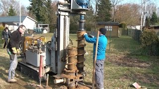 Brunnen bohren mit fahrbarer Bohrmaschine Teil 1 portable water well drilling machine in action [upl. by Urdna]