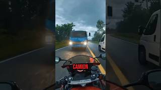 Un Motard Vit une Expérience Hors du Commun dans la Circulation 😨 [upl. by Orofselet]