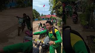 Dorong motor  anak sekolah pedalaman toleransi bawa motor karena tak ada kendaraan umum [upl. by Anrym]