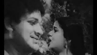 கன்னி பருவம் அவள்Kanni Paruvam AvalIndira En Selvam Full Movie Song [upl. by Nawuq]