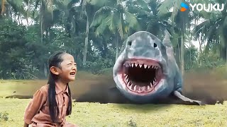 Shameful The man pushed the little girl towards the shark  Land Shark  YOUKU MONSTER MOVIE [upl. by Fakieh]