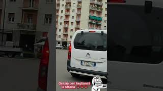 Mi TAGLIA la STRADA shorts foryou perte bicicleta milano automobile newvideo smartphone [upl. by Geirk]