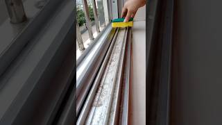 Window cleaning hack 👍 hacks dailylifehacks kitchenhacks [upl. by Ozzie225]