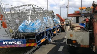 Camion renversé à Bagatelle la circulation vers PortLouis perturbée [upl. by Ffoeg]