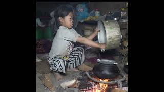 Helps poor family in village Great Daughter help mom cook mountain food for all daily [upl. by Bruner]