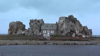 LA MAISON ENTRE LES ROCHERS DE PLOUGRESCANT Côtes dArmor [upl. by Yekcir511]