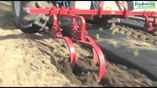 Installation des minitunnels avec une dérouleuse Mechanical Transplanter  Dubois Agrinovation [upl. by Twum717]