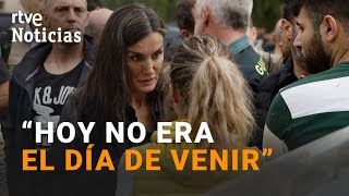 DANA VECINOS DE PAIPORTA piden RESPUESTAS al REY FELIPE VI y la REINA LETIZIA  RTVE Noticias [upl. by Launcelot]