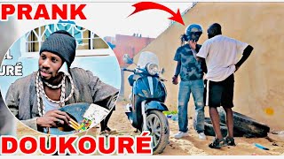 PRANKavec Doukouré artiste Comédien  kèneu dou sath sama moto malène gueuna done bandit fouf [upl. by Beata]